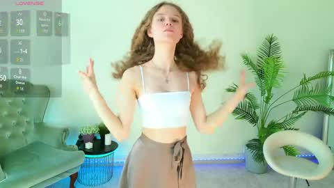 Snapshot of mila_stain chatting on June 2, 7:21 am Mila online show from June 2, 7:21 am