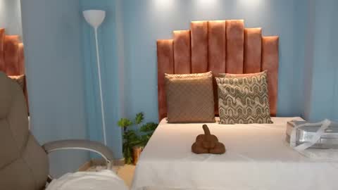 milaa_star online show from April 18, 3:54 am