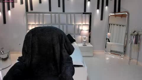 Snapshot of milacoleman chatting on April 28, 3:00 am Mila online show from April 28, 3:00 am