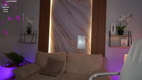 milacrave online show from November 28, 11:46 am