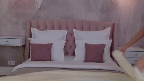 milaleoneli online show from February 1, 3:10 pm