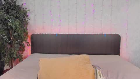 Snapshot of milana_crystal_ chatting on December 3, 11:11 am Milana online show from December 3, 11:11 am