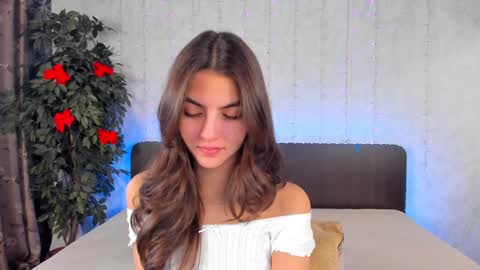 Snapshot of milana_crystal_ chatting on December 15, 8:08 am Milana online show from December 15, 8:08 am