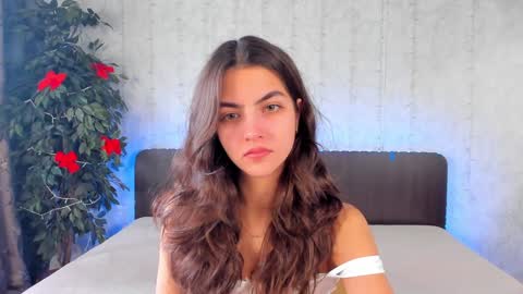 Snapshot of milana_crystal_ chatting on December 17, 8:12 am Milana online show from December 17, 8:12 am