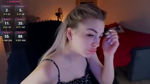 Snapshot of milanafox_ chatting on June 7, 10:46 pm Lana online show from June 7, 10:46 pm