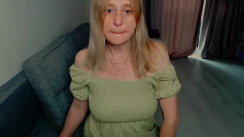 Snapshot of milanav chatting on June 23, 7:50 am Milena online show from June 23, 7:50 am