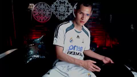 milandavid1 online show from March 17, 6:22 pm