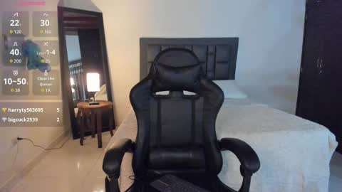 Snapshot of milandmia chatting on November 15, 4:10 am Mia online show from November 15, 4:10 am