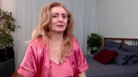 Snapshot of milawantfun chatting on December 14, 2:44 pm Mila online show from December 14, 2:44 pm