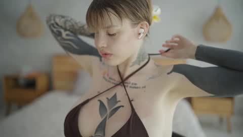 Snapshot of mileeena chatting on January 28, 4:18 am M  Telegram mamagotachannel online show from January 28, 4:18 am