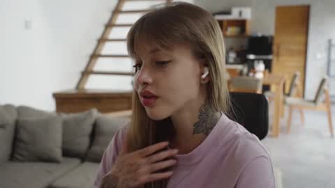 Snapshot of mileeena chatting on February 20, 6:06 am M  Telegram mamagotachannel online show from February 20, 6:06 am