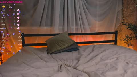 Mia online show from December 28, 4:09 pm