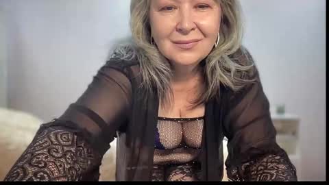 Snapshot of milf_charlotty chatting on December 17, 3:01 am Charlotte online show from December 17, 3:01 am