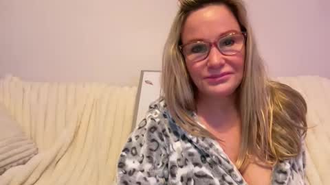 Snapshot of milf_goddess chatting on March 8, 4:56 am MIlf Goddess online show from March 8, 4:56 am