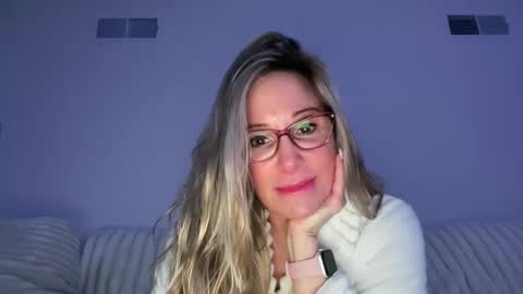 Snapshot of milf_goddess chatting on March 10, 6:16 am MIlf Goddess online show from March 10, 6:16 am