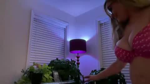 Snapshot of milf_goddess chatting on September 25, 7:23 am MIlf Goddess online show from September 25, 7:23 am