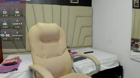 Snapshot of milf_meli chatting on February 26, 1:53 am milf_meli online show from February 26, 1:53 am