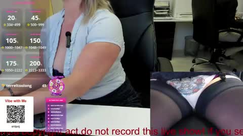 Snapshot of milf_viktoria chatting on May 27, 9:50 am Viktoria online show from May 27, 9:50 am