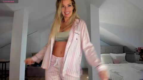 Snapshot of milfblondy chatting on November 10, 11:04 pm Ingrid online show from November 10, 11:04 pm