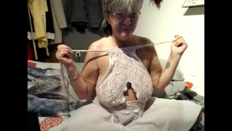 Milfchantal online show from September 27, 2:49 am