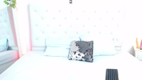 milfdeluxe_ online show from April 24, 1:57 pm