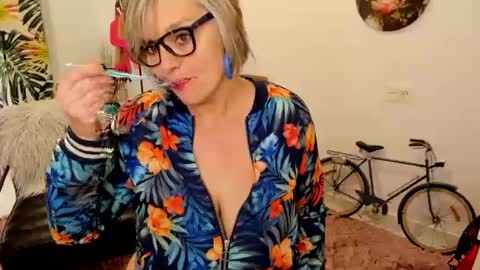 MilfElla online show from February 8, 10:50 am