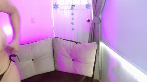 Snapshot of milfrosalie chatting on February 3, 4:41 pm Rosalie  online show from February 3, 4:41 pm