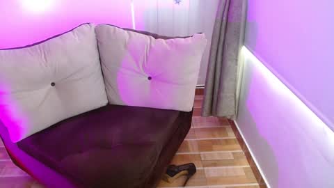 Snapshot of milfrosalie chatting on February 8, 3:53 pm Rosalie  online show from February 8, 3:53 pm