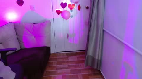 Snapshot of milfrosalie chatting on February 15, 10:00 am Rosalie  online show from February 15, 10:00 am