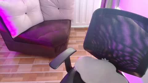 Snapshot of milfrosalie chatting on February 17, 1:10 pm Rosalie  online show from February 17, 1:10 pm