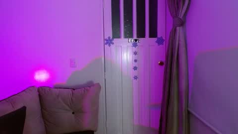 Snapshot of milfrosalie chatting on February 24, 10:04 am Rosalie  online show from February 24, 10:04 am