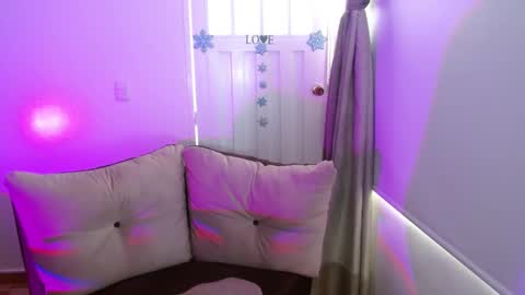 Snapshot of milfrosalie chatting on February 26, 1:30 pm Rosalie  online show from February 26, 1:30 pm