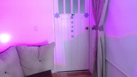 Snapshot of milfrosalie chatting on September 24, 10:51 am Rosalie  online show from September 24, 10:51 am