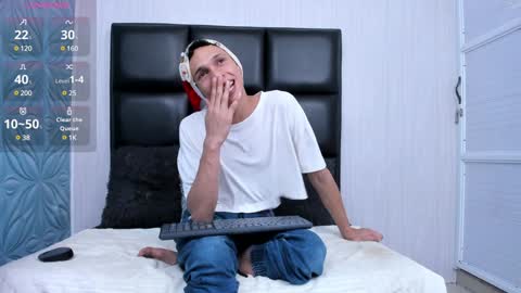 Snapshot of milk_max18 chatting on December 5, 9:06 pm MAX online show from December 5, 9:06 pm