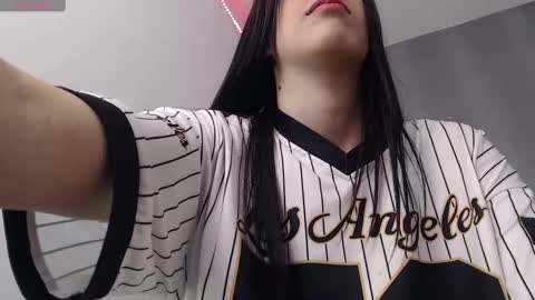 Snapshot of milker_amira chatting on February 15, 4:56 pm Amira online show from February 15, 4:56 pm