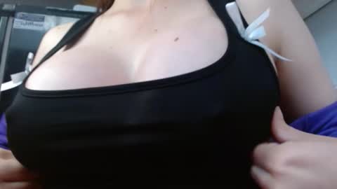 Snapshot of milker_amira chatting on December 13, 8:36 pm Amira online show from December 13, 8:36 pm