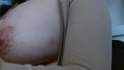 Snapshot of milker_amira chatting on December 15, 6:34 pm Amira online show from December 15, 6:34 pm