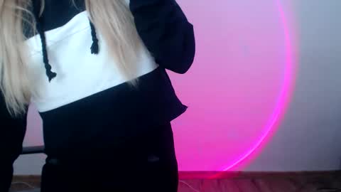 millaloveli online show from March 5, 8:32 am