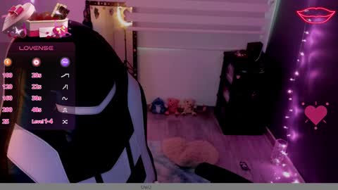 Snapshot of millandiux chatting on February 21, 10:59 pm millandiux online show from February 21, 10:59 pm