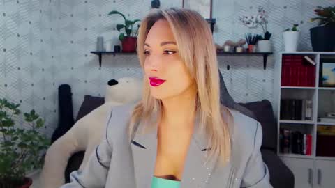 Snapshot of millaxqueen chatting on February 4, 4:13 pm MillaXQueen online show from February 4, 4:13 pm