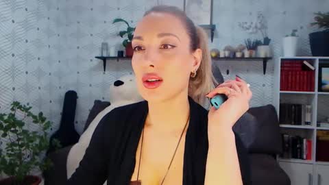 Snapshot of millaxqueen chatting on February 22, 7:29 am MillaXQueen online show from February 22, 7:29 am