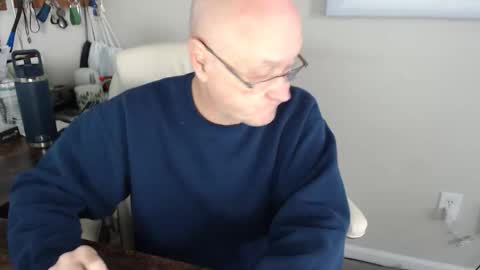 Snapshot of millenium0129 chatting on December 17, 4:24 pm millenium0129 online show from December 17, 4:24 pm