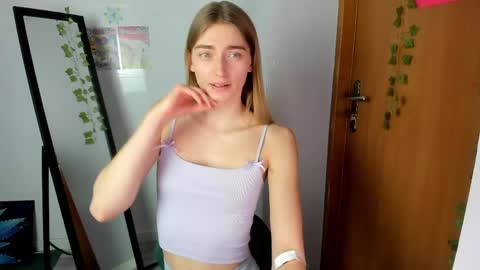 Snapshot of millie_lacroix chatting on April 30, 9:37 am millie_lacroix online show from April 30, 9:37 am