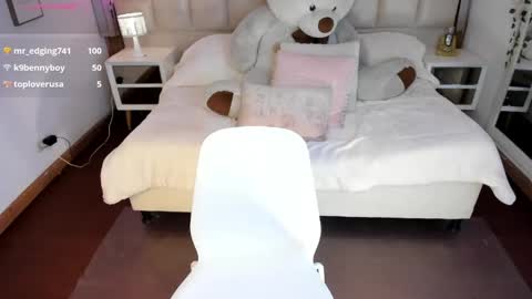 Snapshot of milly_white chatting on April 28, 2:27 am Milena online show from April 28, 2:27 am