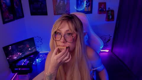 Monkey D Maddie online show from December 3, 11:35 pm