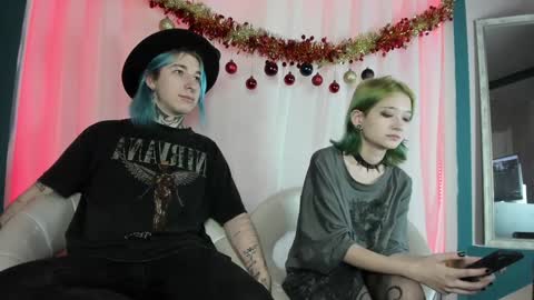 Snapshot of milten_trish chatting on December 22, 12:28 am milten_trish online show from December 22, 12:28 am