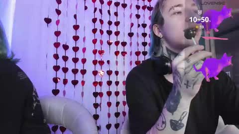 Snapshot of milten_trish chatting on March 10, 12:40 am milten_trish online show from March 10, 12:40 am