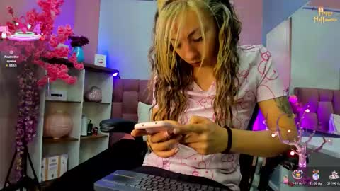 Snapshot of milu_beluci chatting on November 11, 2:17 pm Milu Belucci online show from November 11, 2:17 pm