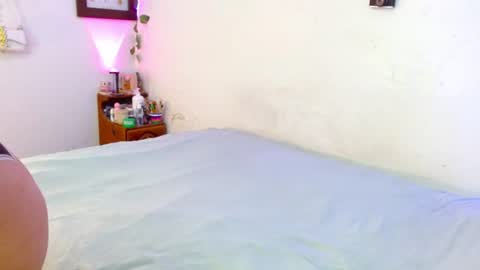 Snapshot of mily_baker chatting on June 10, 7:02 pm mily_baker online show from June 10, 7:02 pm