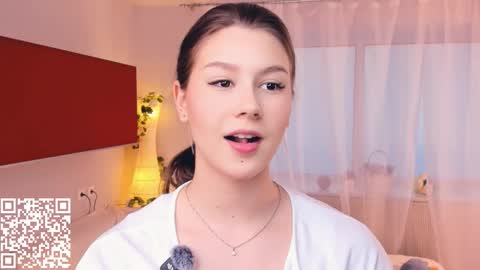 Snapshot of minditrelles chatting on October 24, 7:16 am Mindi online show from October 24, 7:16 am